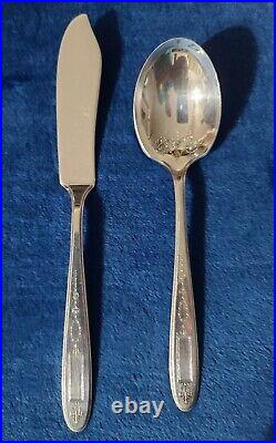 Beautiful Vintage Grosvenor Pattern Oneida Community 69pc Silver-plated Flatware