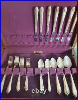 Vintage WM ROGERS AND SONS Silverplate Flatware Set 47 Pc In Wooden Box
